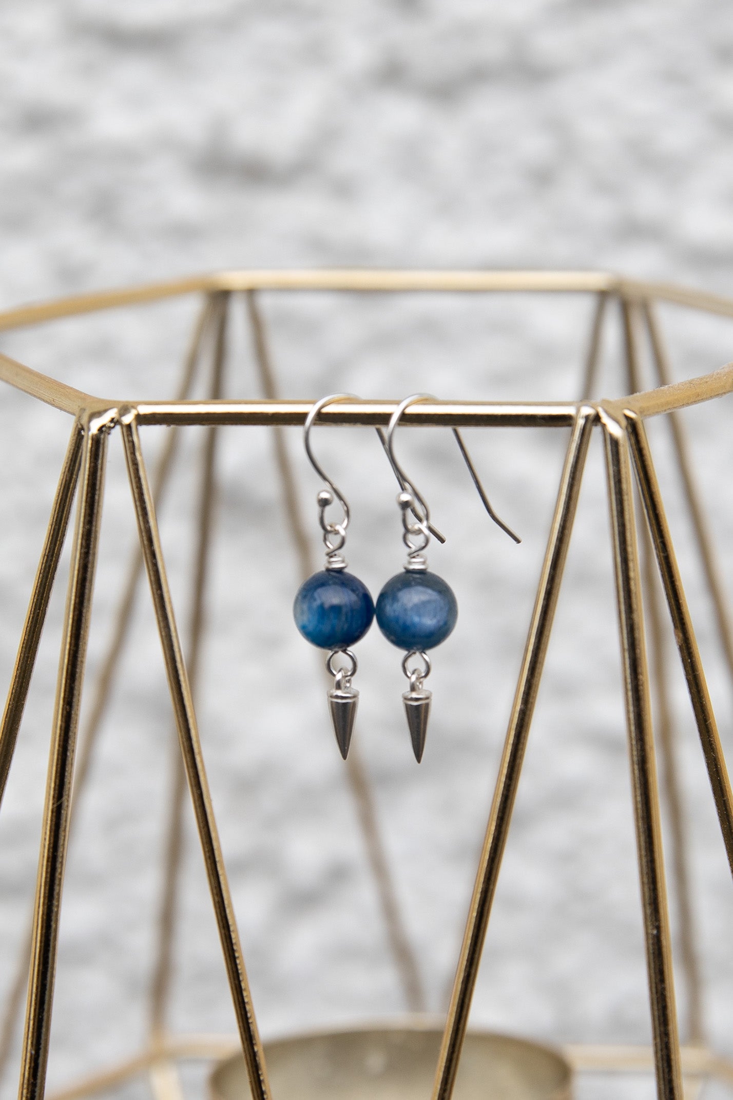 Eyrnalokkar með Kyanite steini.