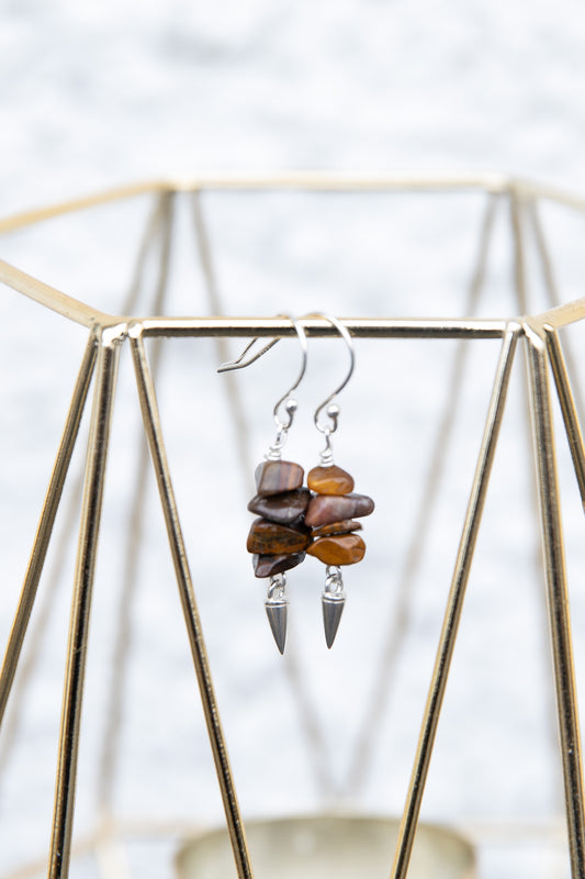 Eyrnalokkar með tígrisauga steini