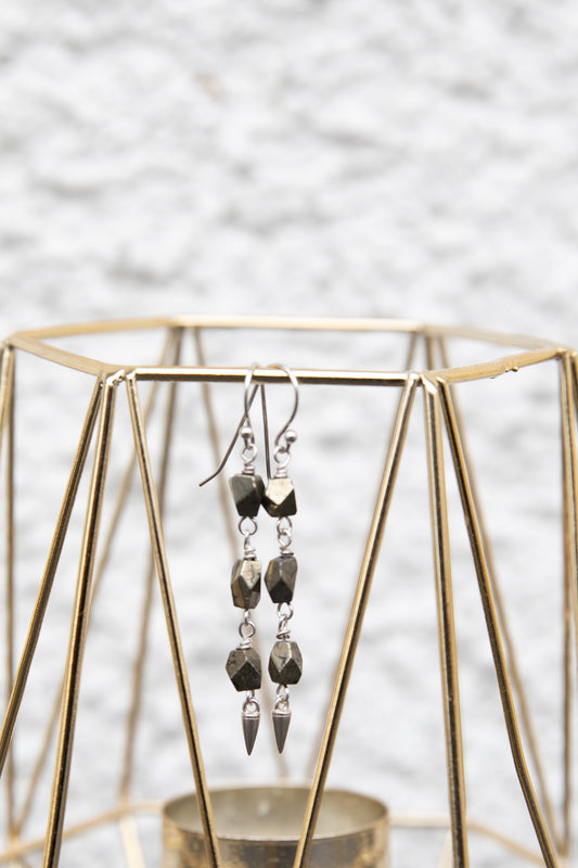 Eyrnalokkar með pyrite stein