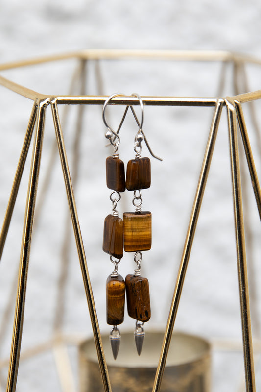 Eyrnalokkar með tígrisauga steini.