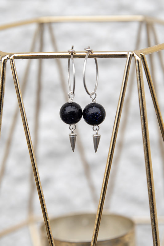 Eyrnalokkar með svörtum goldstone.