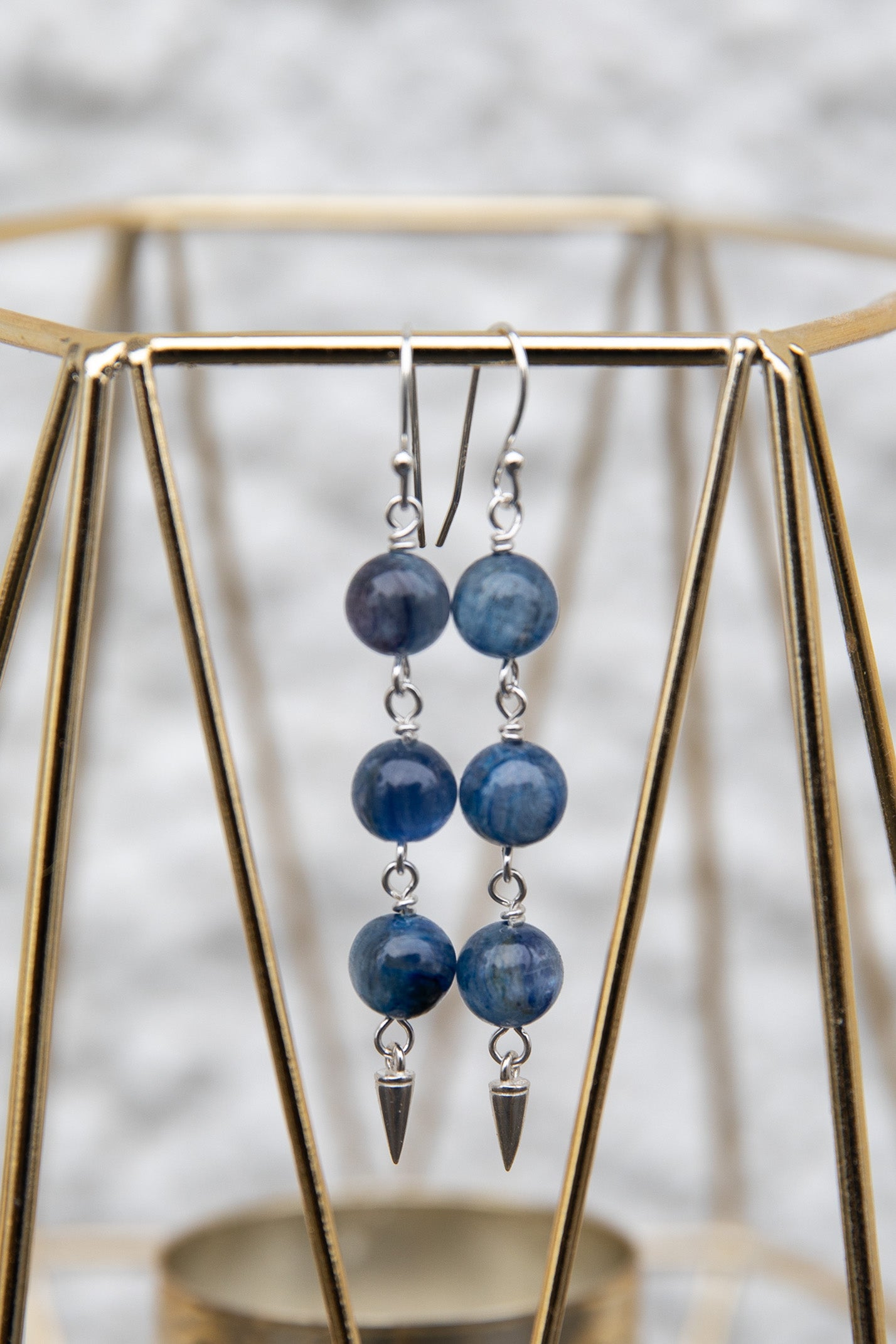 Eyrnalokkar með Kyanite steini.