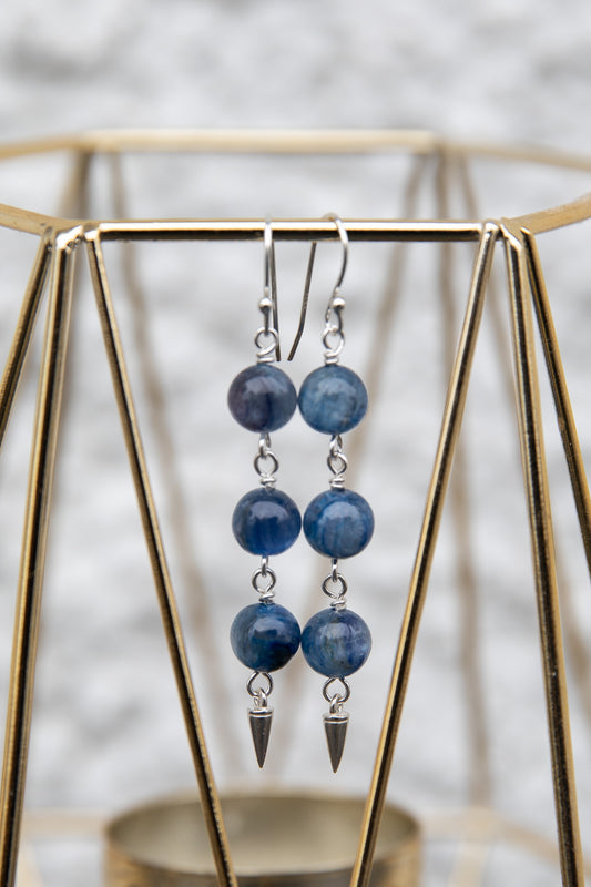 Eyrnalokkar með Kyanite steini.