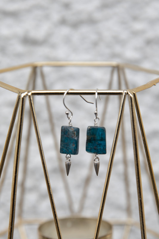 Eyrnalokkar með náttúrulegum Kyanite