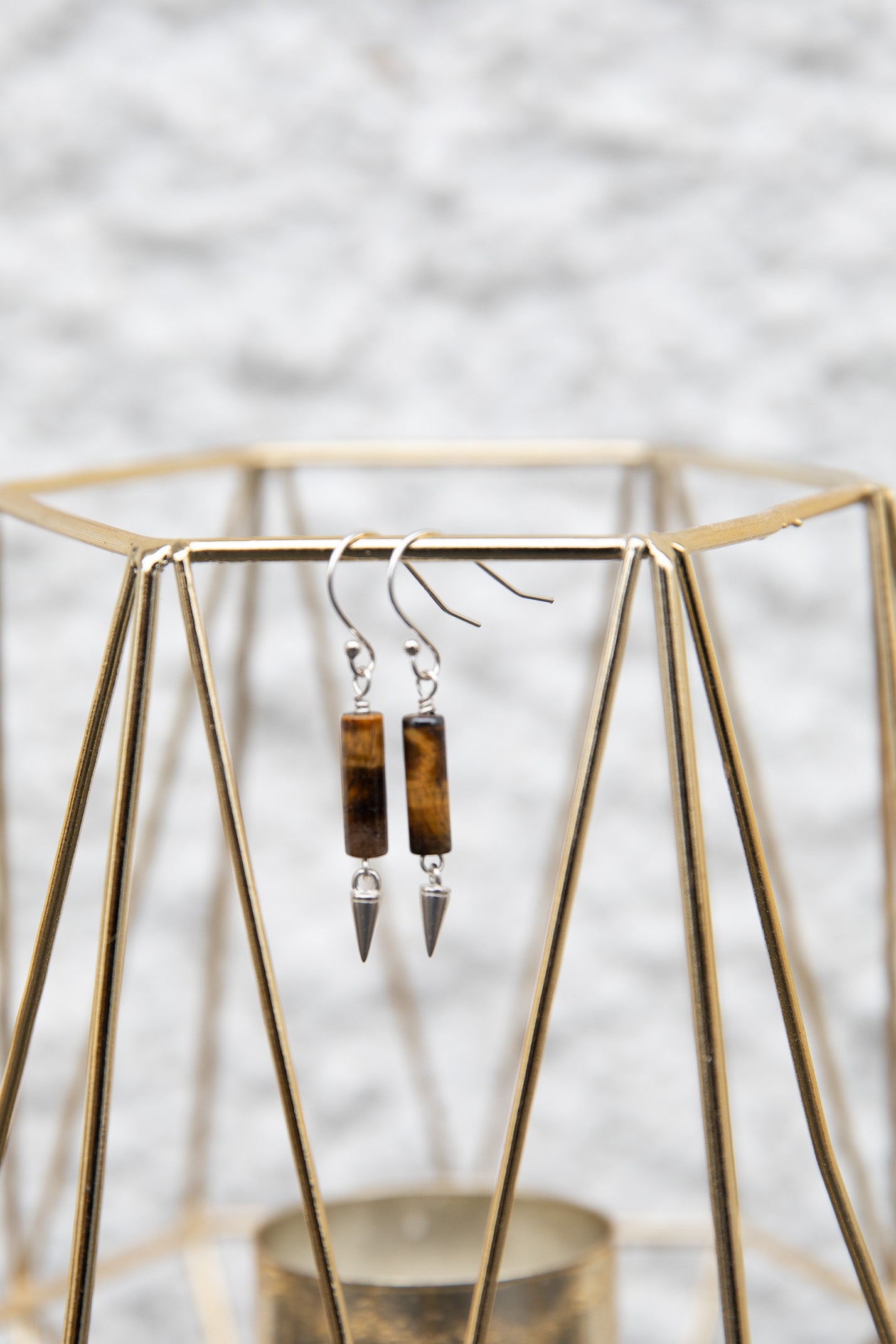 Eyrnalokkar gerðir úr 925 sterling silfri og tígrísauga steini.